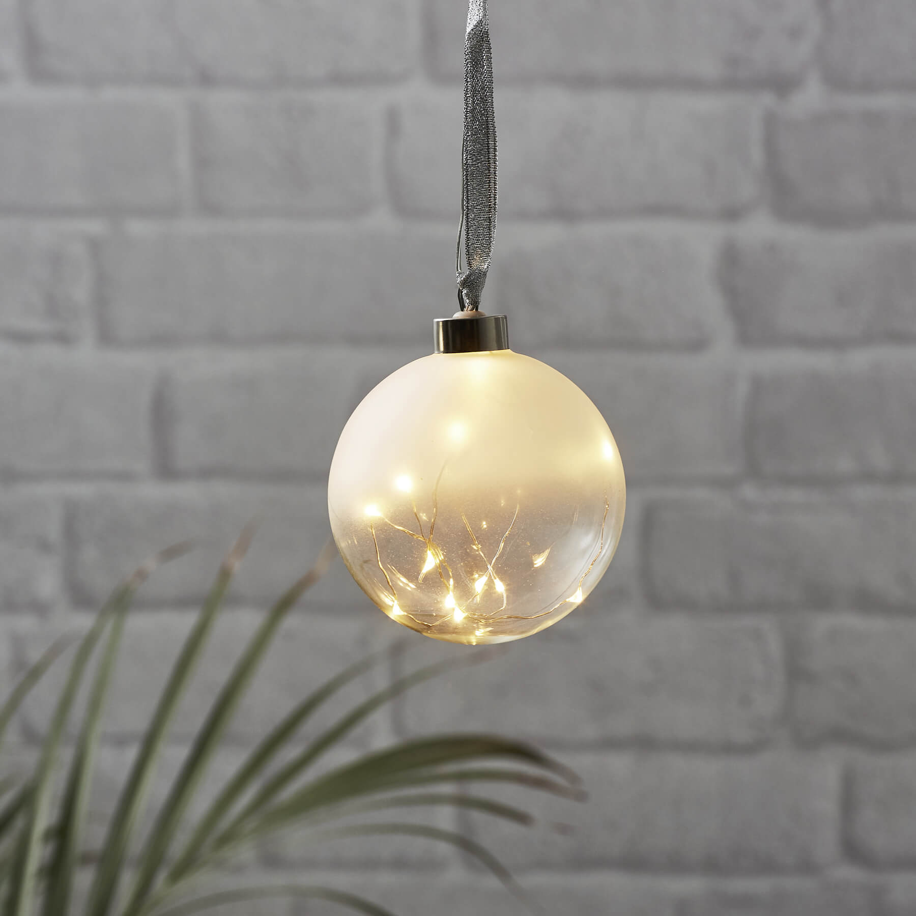 Glow - Glaskugel - 10 cm - Glasfarbe: mattiert - Timer - Batteriebetrieb - Lichtfarbe: Warmweiß