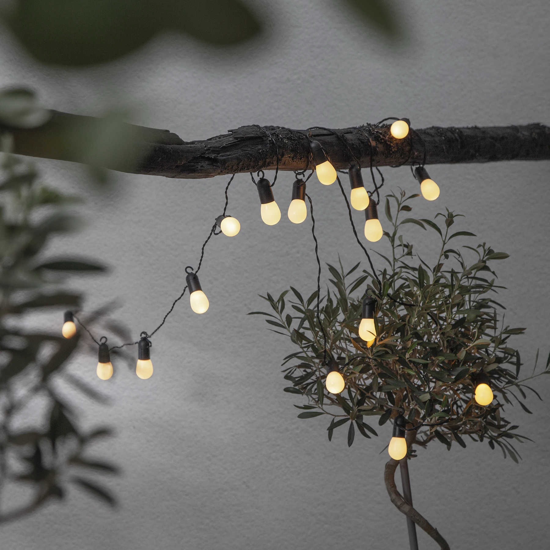 Small Hooky - Lichterkette für außen - 4,5 m - 16 LEDs - Netzbetrieb - Warmweiß