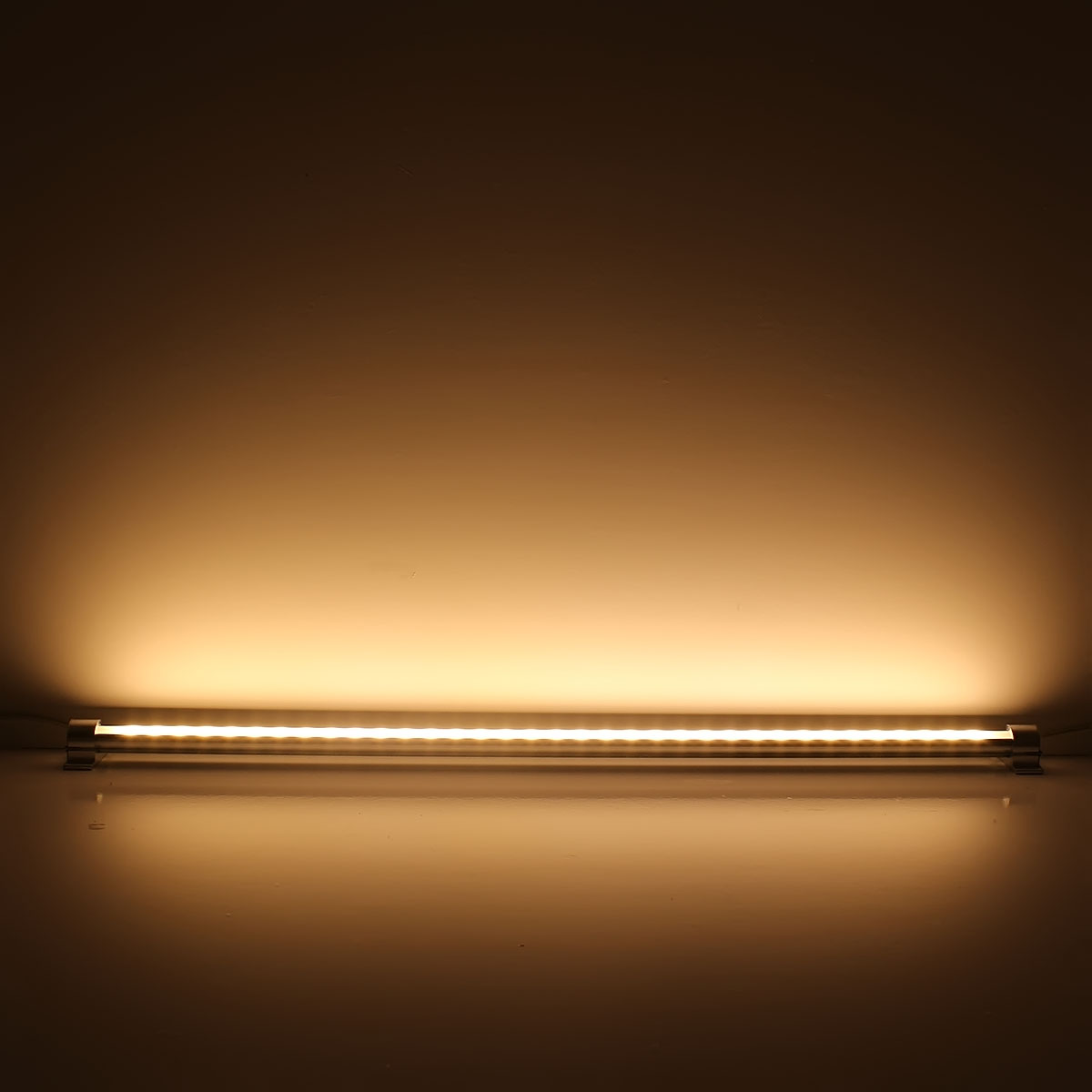 24V wasserfeste Aluminium LED Leiste – warmweiß – 55cm – einstellbare Abstrahlrichtung – IP65 25cm Eingangskabel mit DC-Rundbuchse - mit Ein- und Ausgangskabel