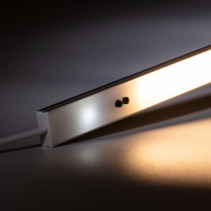 24V Aluminium LED Leiste mit Infrarot Sensor - warmweiß - diffuse Abdeckung 24V Aluminium LED Leiste mit Infrarot Sensor - warmweiß - diffuse Abdeckung
